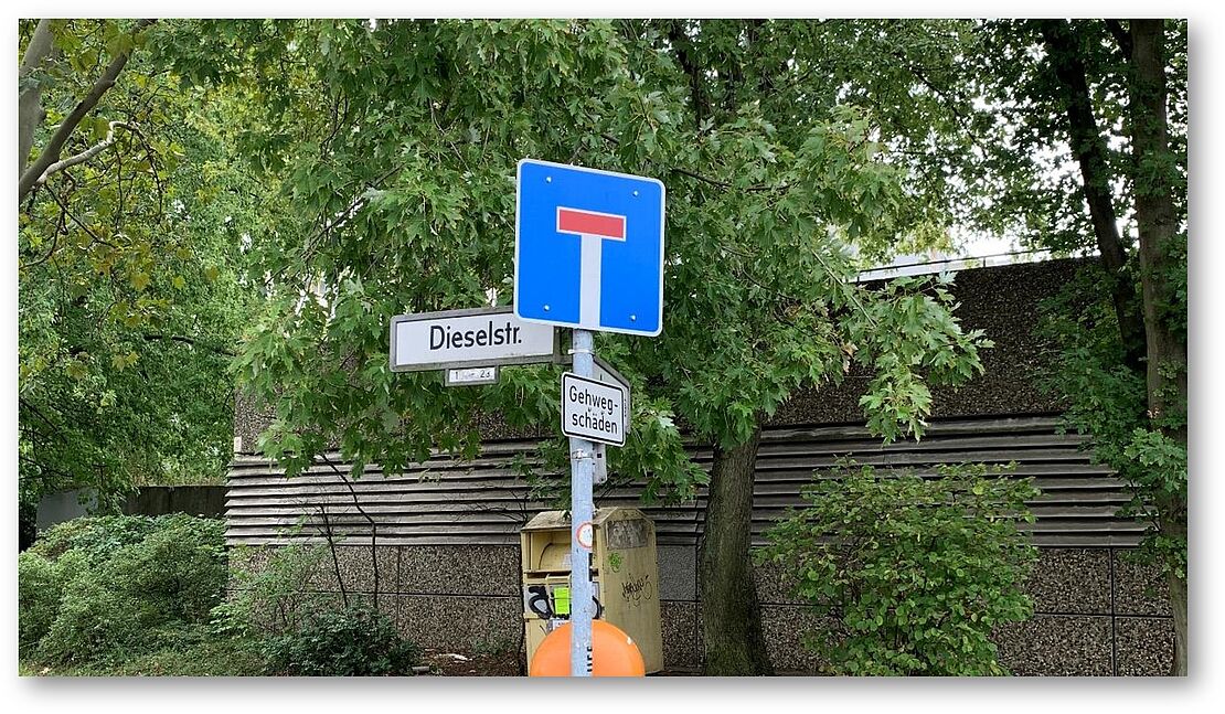 Sackgassenschild mit Hinweis auf Gehwegschäden