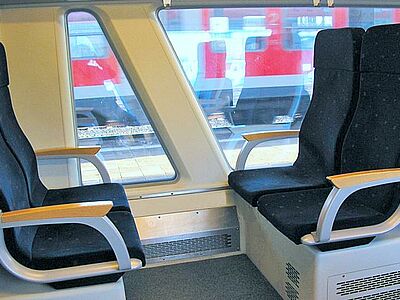 Vergrößerte Ansicht: Vier Sitze in der Odenwaldbahn