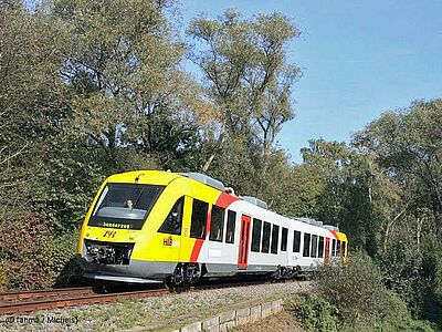 Vergrößerte Ansicht: Taunusbahn unterwegs durch ein Stück Wald