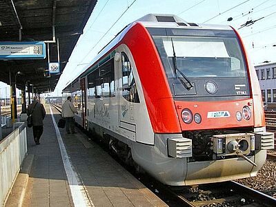 Vergrößerte Ansicht: Odenwaldbahn steht am Hanauer Hauptbahnhof