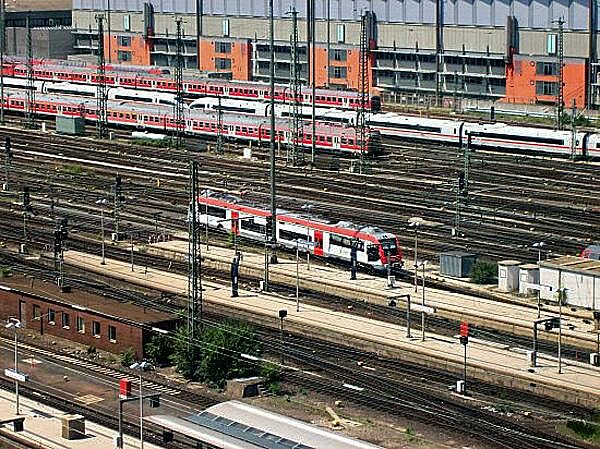 Die Odenwaldbahn auf dem Gleisvorfeld des Frankfurter Hauptbahnhofs.