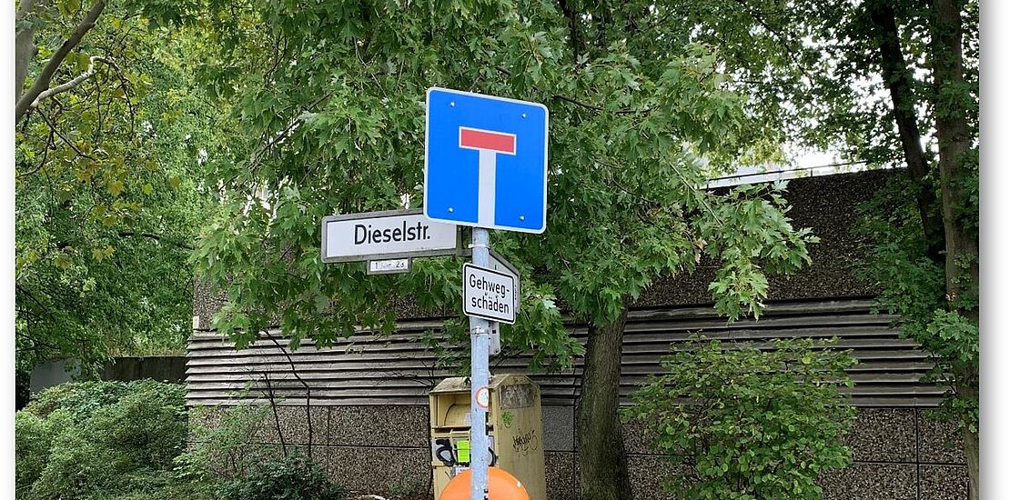 Sackgassenschild mit Hinweis auf Gehwegschäden