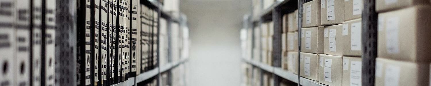 Archiv mit Akten und Ordnern