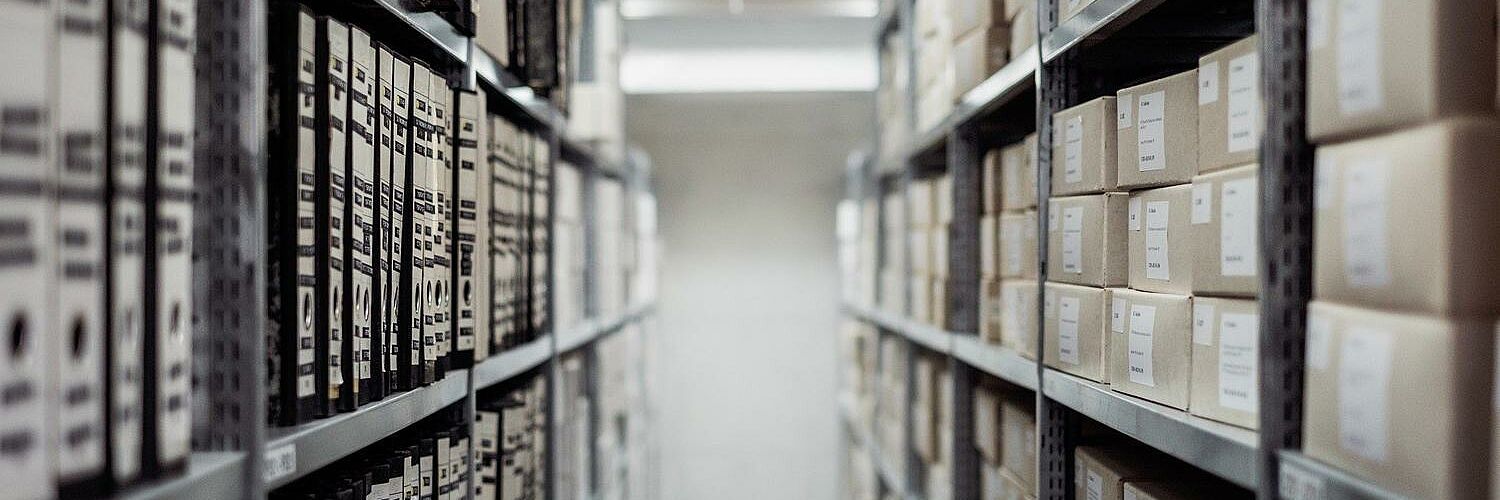 Vergrößerte Ansicht: Archiv mit Akten und Ordnern