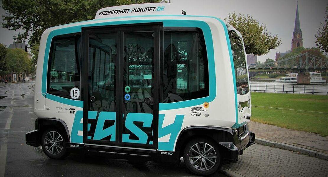 Seitenansicht eines EasyMile-Fahrzeugs am Frankfurter Mainkai