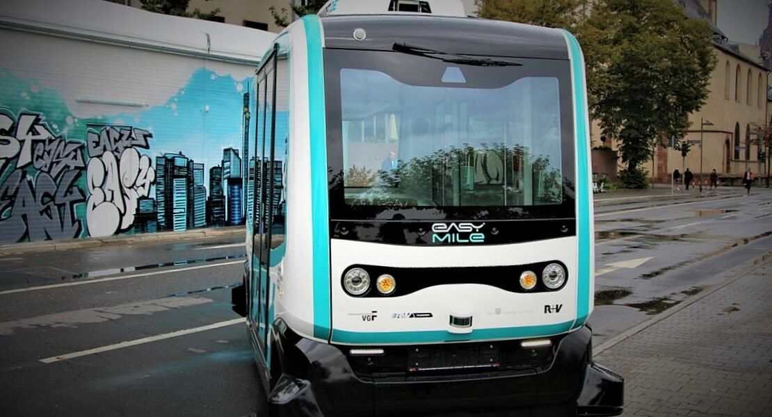 Frontansicht eines EasyMile-Fahrzeug am Mainkai in Frankfurt