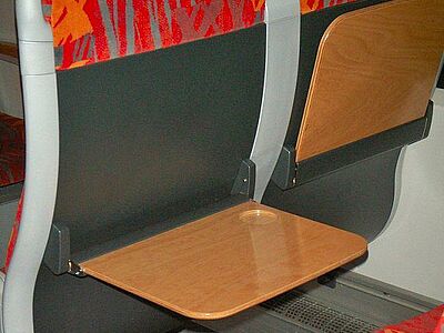 Vergrößerte Ansicht: Klapptisch im Coradia Lint