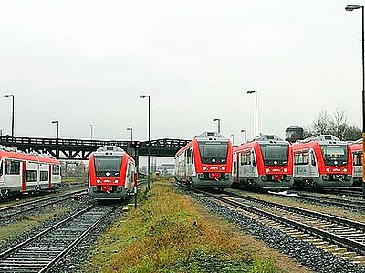 Vergrößerte Ansicht: Mehrere Itino-Fahrzeuge stehen nebeneinander auf Gleisen.