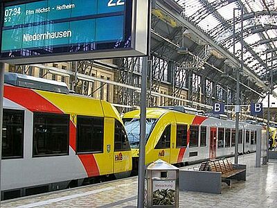 Vergrößerte Ansicht: Coradia Lint steht im Frankfurter Hauptbahnhof