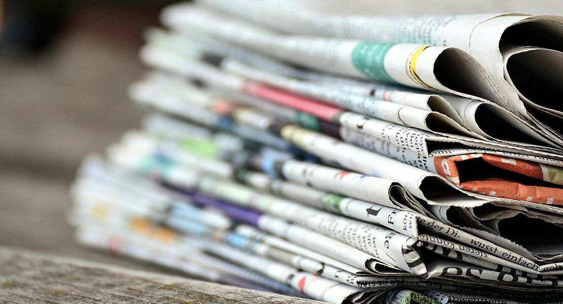 Ein Stapel Zeitungen