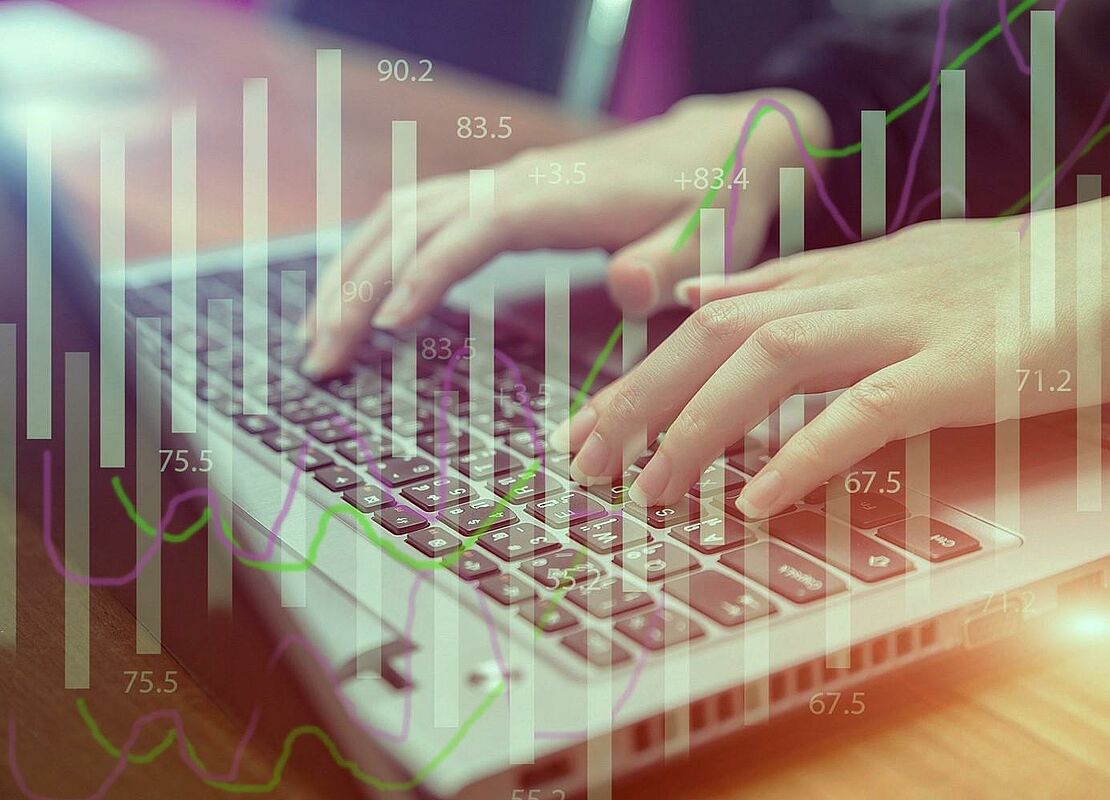 Hände tippen auf einem Laptop