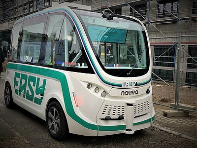 Vergrößerte Ansicht: Seitenansicht eines Easy-Fahrzeugs von Navya