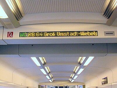 Vergrößerte Ansicht: Das Fahrgastinformationssystem zeigt die nächste Haltestelle an.